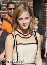 幻灯图集：“赫敏”艾玛-沃特森做客访谈节目 玩变装秀