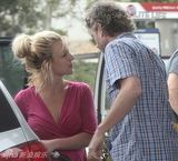 幻灯图集：布兰妮和男友杰森加油站秀恩爱