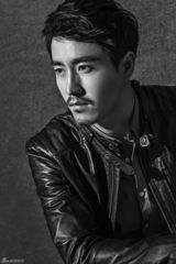 组图：杨立新帅气儿子杨玏最新写真多面俊朗