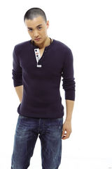 幻灯图：周一围动感写真照 帅气十足如阳光般绽放 