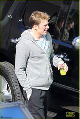 组图：斯嘉丽-约翰逊现身片场 美国队长面带伤