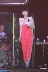 组图：泳儿演唱会带病上阵 险象环生幸无大碍