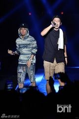 组图：朴宰范等参加HIPHOP音乐节引爆火热现场