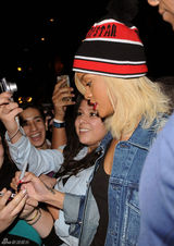 组图：蕾哈娜牛仔装扮现身酒店 红白黑帽子抢眼