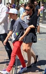 组图：贝克汉姆千金首曝光 小脸肉嘟嘟可爱至极