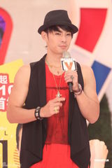 组图：阿雅主持选秀节目 吴建豪靠健身维持肌肉