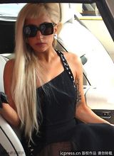 组图：Lady Gaga赴录音棚 上楼梯大摆S拗造型