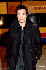 组图：陈豪与邵美琪车内拍戏 被曝失恋后寄情工作 