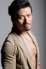 组图：唐文龙拍摄新写真 身形健美大秀熟男风范