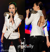 组图：吴允儿IVY等出席慈善义演 倾情演唱献爱心