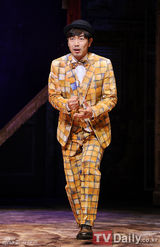 组图：李钟赫任昌丁演歌舞剧《穿透墙壁的男人》