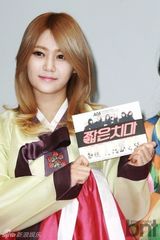 组图：韩团AOA成员身着韩服亮相签名会