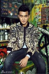 组图：于湉炫彩大片展硬朗成熟气质