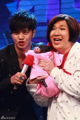 高清图：罗志祥遭翻版蔡依林索吻 被熊抱手足无措