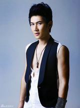 组图：何明翰写真赤膊上阵秀健美身材