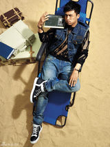 组图：杜淳封面牛仔大片 不羁范儿享惬意阳光