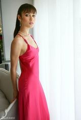 组图：“邦女郎”欧嘉-柯瑞兰寇性感粉裙写真