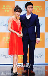 组图：金喜爱等出席新剧《妻子的资格》发布会