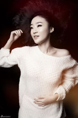 组图：杨淼秋日风情写真大片 优雅时尚