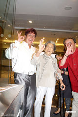 组图：谭咏麟60岁大寿 坦言永远最感谢母亲