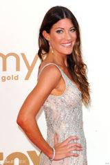 组图：艾美奖红毯 詹妮弗-卡朋特大圆领秀乳沟