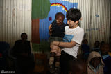 组图：海清非洲做公益抱小孩显亲和 获居民热捧