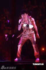 组图：许志安出道25周年红馆开唱 郑秀文捧场