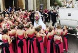 组图：英国女教师婚礼邀请80位伴娘参加