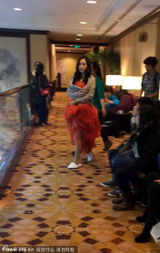 组图：杨幂拍新片穿纸拖鞋换装 自抱裙摆遮孕肚