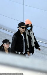 组图：杨幂挺大肚赴港养胎 刘恺威挽手贴心陪伴