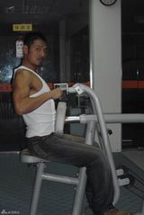 幻灯：邵兵塑身有绝招 健身房拉筋露完美肌肉