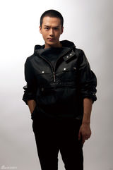 组图：茅子俊《魅力先生》拍性感写真露腹肌