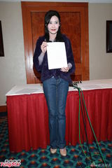 组图：艳星叶玉卿被爆复出还债 浓妆澄清未破产