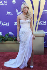 高清组图：凯莉-安德伍德裸色抹胸礼服性感亮相