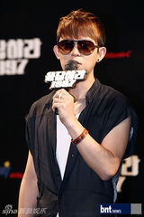 组图：韩新老偶像歌手齐聚《回应吧1997》发布会