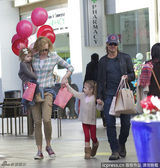 组图：妮可-基德曼手拿气球全家温馨亮相