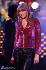 组图：泰勒跨年激情献唱 紧身皮衣跪地狂野嘶吼