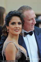 组图：海耶克戛纳携夫走秀 深V黑裙大秀傲人双峰