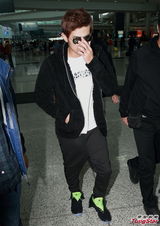 组图：周杰伦到港宣传新碟 机场亲切对粉丝