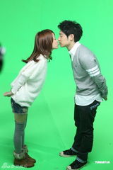 组图：潘玮柏拍MV展现吻功 自曝好久没接吻