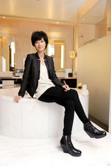 组图：桂纶镁拍写真黑衣黑裤出镜中性风显帅气