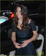 组图：凯特王妃新年首度亮相 纤细腰身迷人笑容