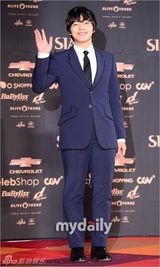 组图：李钟硕GD等闪耀颁奖红毯 女偶像尴尬跌倒