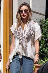 组图：米兰达纽约出行红黑相间高跟鞋抢镜