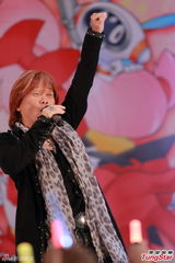 组图：日本殿堂级动漫歌手现身香港热情开唱