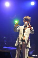 组图：方大同上海演唱会薛凯琪不避绯闻任嘉宾