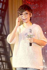 高清图：许飞为公益募捐眼镜框 呼吁为俞灏明祈福