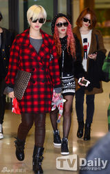 组图：T-ara结束中国公演回国 抱特产零食开心