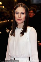 组图：德国女星诺拉-冯-瓦德斯坦特淑女装亮相