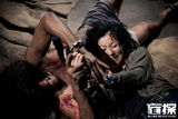 组图：《盲探》曝剧照 郑秀文淌血肉搏变态狂